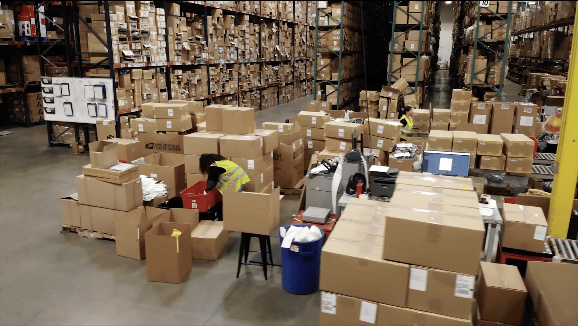 a busy Omnichannel fulfillment center